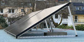 Photovoltaikmodule stehen auf einem Garagendach