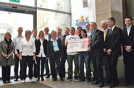 Zusammen mit Oberbürgermeister?Klaus Jensen (4. von rechts) und weiteren Mitgliedern des Stiftungskuratoriums freuen sich die Preisträger der Europastiftung der Stadt Trier über eine Fördersumme von insgesamt 6800 Euro.