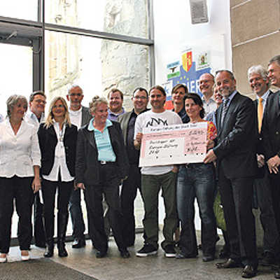 Zusammen mit Oberbürgermeister?Klaus Jensen (4. von rechts) und weiteren Mitgliedern des Stiftungskuratoriums freuen sich die Preisträger der Europastiftung der Stadt Trier über eine Fördersumme von insgesamt 6800 Euro.