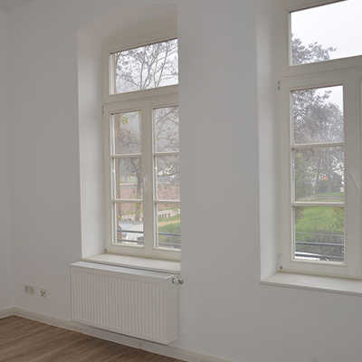 Einige der Wohnungen im Gebäude Gneisenaustraße 33 bis 37 sind schon komplett fertig. Alle Räume, außer den Bädern, haben Laminatfußboden.