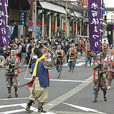 Samurais ziehen alljährlich zum „Hundert-Säcke-Reis-Festival“ durch die Straßen Nagaokas und werden dabei von tausenden Zuschauern bejubelt. Foto: Nagaoka City Office