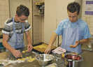 Markus (l.) und Maikel arbeiten konzentriert an den Weihnachtsplätzchen für das Jugendwerk Don Bosco.