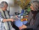 Else Fichter (links) überreicht LA-21-Vorstandsmitglied Julia Koch ihre Spende bei einem Treffen im Mutter Rosa-Altenzentrum. Foto: LA 21
