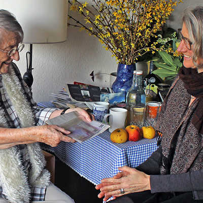 Else Fichter (links) überreicht LA-21-Vorstandsmitglied Julia Koch ihre Spende bei einem Treffen im Mutter Rosa-Altenzentrum. Foto: LA 21