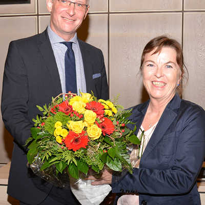 Nach ihrer Wahl zur neuen Bürgermeisterin nimmt Elvira Garbes Glückwünsche und einen Blumenstrauß in den Trierer Stadtfarben von OB Wolfram Leibe entgegen.