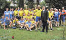 Ratsmitglied Peter Spang mit den Radlern aus Herzogenbusch: Die Mitarbeiter des  Rathauses kamen in gelben, die Mitglieder des Fahrrad-Clubs „Jeroen Bosch“ in hellblauen Trikots. Die Gastgeber vom RV Schwalbe Trier trugen orange-blaue Hemden.