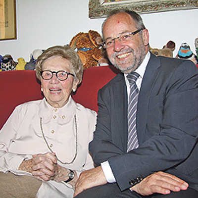 In entspannter Atmosphäre gratuliert OB Klaus Jensen im Altenheim St. Irminen Emilie Ruby zu ihrem 100. Geburtstag.