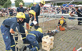 Mitglieder der hessischen Gruppe aus Dillenburg ziehen einen „Verletzten“ durch einen „Kriechgang“.