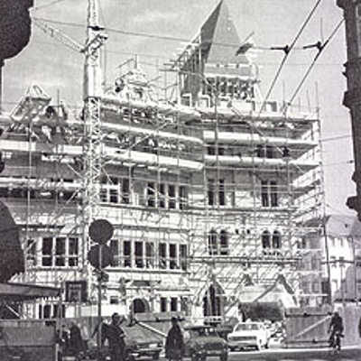 Im Laufe des Jahres 1969 wuchsen die Gebäude des Steipe-Berings wieder empor. Der Wiederaufbau wurde 1970 abgeschlossen. Das historische Foto ist auch in der 1972 veröffentlichten Dokumentation abgedruckt.