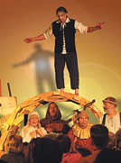 Akrobatische Einlagen auf historischen Instrumenten präsentiert das „Charivari-Theater“ am Mittwoch, 3. Oktober, auf dem Porta Nigra-Vorplatz und im Brunnenhof.  Foto: Kulturbüro