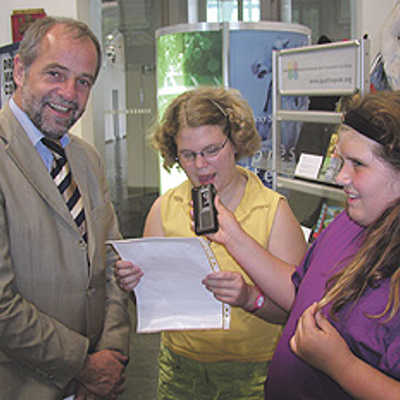 Die 16jährige Sabrina (Mitte) führt das Interview mit Oberbürgermeister Klaus Jensen für die Schülerzeitung „RePorta“ der Porta Nigra Schule, einer Förderschule der Lebenshilfe.