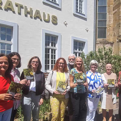 Bürgermeisterin Elvira Garbes (2. v. r.) stellt zusammen mit dem Redaktionsteam und Fotograf Richard Krings (hinten Mitte) den neuen Wegweiser vor dem Rathaus vor. Er wurde in einer Auflage von 7500 Exemplaren gedruckt. 