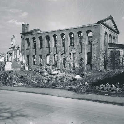 Bei den Luftangriffen 1944 wurden auch Basilika, Dom und Weberbach schwer getroffen. Foto: Stadtarchiv Trier, Bildarchiv