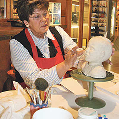 Mit viel Fingerspitzengefühl modelliert Rita Simon ein Puppengesicht aus Plastilin.