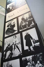 Im Foyer des Stadtmuseum empfängt die Besucherinnen und Besucher eine haushohe Installation von Marx-Fotografien.