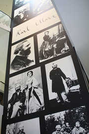 Im Foyer des Stadtmuseum empfängt die Besucherinnen und Besucher eine haushohe Installation von Marx-Fotografien. Im Foyer des Stadtmuseum empfängt die Besucherinnen und Besucher eine haushohe Installation von Marx-Fotografien.