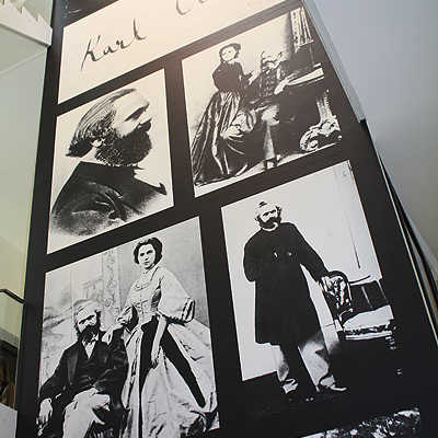 Im Foyer des Stadtmuseums empfängt die Besucherinnen und Besucher eine haushohe Installation von Marx-Fotografien.