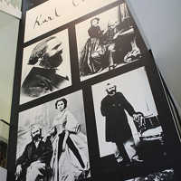 Im Foyer des Stadtmuseum empfängt die Besucherinnen und Besucher eine haushohe Installation von Marx-Fotografien.