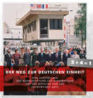 Die Außenminister der vier Allierten und der zwei deutschen Staaten trafen sich im Sommer 1990 am Grenzübergang Checkpoint Charlie in Berlin. Dieses Motiv greift das Ausstellungsplakat auf. 