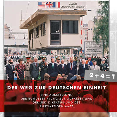 Die Außenminister der vier Allierten und der zwei deutschen Staaten trafen sich im Sommer 1990 am Grenzübergang Checkpoint Charlie in Berlin. Dieses Motiv greift das Ausstellungsplakat auf. 