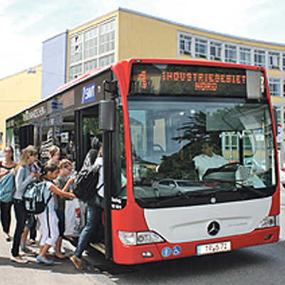 Um zwei Euro im Monat steigt der Eigenanteil der Familien beim Schülertransport. In vielen Fällen, wie hier an der Haltestelle am Trierer Humboldt-Gymnasium, nutzen die Kinder und Jugendlichen Linienbusse der Stadtwerke.