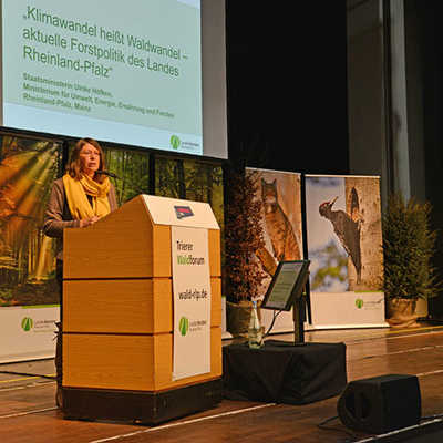 Der Leiter des Forstamtes Trier, Gundolf Bartmann, und die rheinland-pfälzische Umweltministerin Ulrike Höfken beantworten Fragen aus dem Publikum. 500 Besucher kamen in die Europahalle.