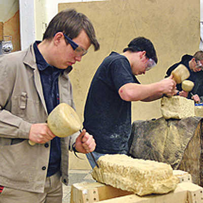 Zum Projekt X gehört ein Berufsvorbereitungsprogramm, in dem Jugendliche unter fachkundiger Anleitung das Steinmetz-Handwerk kennenlernen.