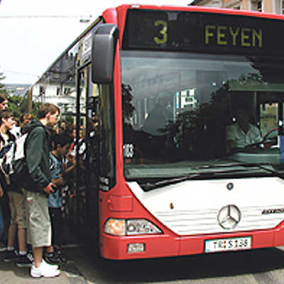 Vor dem HGT strömen die Schüler in den Bus. Die Beförderung soll nun um einen Euro monatlich teurer werden.