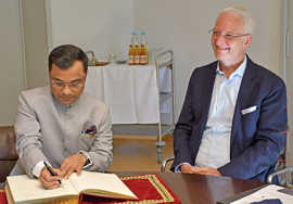 Der indische Generalkonsul Dr. Amit Telang (l.) trägt sich im Beisein von OB Wolfram Leibe ins Gästebuch der Stadt ein.
