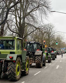 Trecker-Konvoi auf der Ostallee