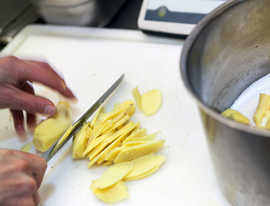 Arbeitsplatz Gastronomie: Kartoffeln schnippeln