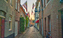 Ein Labyrinth aus schmalen Straßen und Gassen lädt Besucherinnen und Besucher von ‘s-Hertogenbosch zum Erkundungsgang ein.