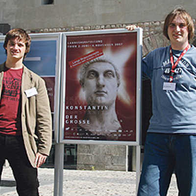 Simon Jakobs (l.) und Yannick Pouivet haben die Konstantin-Ausstellung „im Griff“.