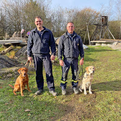 Max Lauer (links) mit Akino und Dieter Leitzgen mit Jamie auf dem Übungsgelände in Zewen.