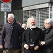 OB Wolfram Leibe, Karl Marx (als Wachsfigur) und Baudezernent Andreas Ludwig warten am Simeonstiftplatz, Ecke Kutzbachstraße, auf das neu gestaltete Grünsignal. 