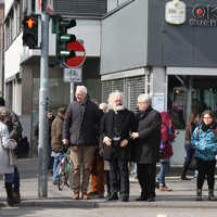 OB Wolfram Leibe, Karl Marx (als Wachsfigur) und Baudezernent Andreas Ludwig warten am Simeonstiftplatz, Ecke Kutzbachstraße, auf das neu gestaltete Grünsignal. 