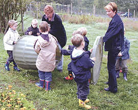 Kinder sind beim Kompostieren mit Eifer bei der Sache und lernen die Kreisläufe der Natur kennen. Foto: A.R.T.