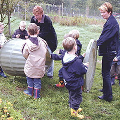 Kinder sind beim Kompostieren mit Eifer bei der Sache und lernen die Kreisläufe der Natur kennen. Foto: A.R.T.