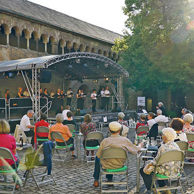 Tanz, Musiktheater, Schauspiel und Konzerte des Theaters erwartet die Gäste im Brunnenhof nahe der Porta. Foto: Theater Trier