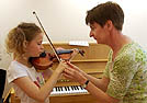 Dozentin Gisela Bitdinger erklärt Anna-Lena Güth die korrekte Bogenführung für das Geigenspiel. Archivfoto: Karl-Berg-Musikschule