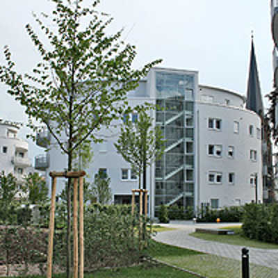 Im Herz Jesu-Garten entstanden seit 2007 mehr als neue 100 Wohnungen. Die Anlage in Trier-Süd liegt in fußläufiger Nähe zur Innenstadt. Ein Markenzeichen sind mehrere ellipsenförmige Neubauten.