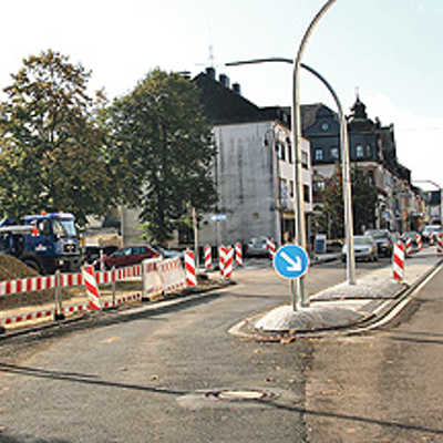 Der Umbau der Ecke Eurener Straße/Ludwig-Steinbach-Straße (im Bild links) dauert noch an. Die Verkehrsinsel verbunden mit der verengten Fahrbahn verstärkt künftig den Eindruck einer echten Ortseinfahrt für den Stadtteil  Euren.