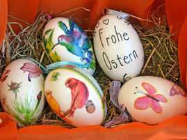 Ein Nest mit künstlerisch bemalten Ostereiern