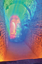 Bei der „Mystischen Nacht“ werden die unterirdischen Gänge der Kaiserthermen farbig illuminiert. Foto: Medienfabrik