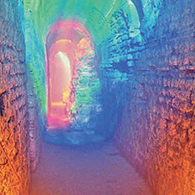 Bei der „Mystischen Nacht“ werden die unterirdischen Gänge der Kaiserthermen farbig illuminiert. Foto: Medienfabrik