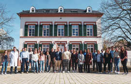 Studierende des MCT und ihre Lehrbeauftragten treffen sich vor dem alten Pfarrhaus St. Paulus am Irminenfreihof. 