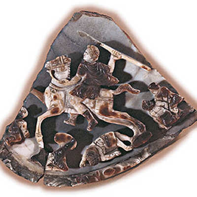 Dieses Edelstein-Cameo aus dem 4. Jahrhundert ist eine Leihgabe des Belgrader Nationalmusuems und zeigt Konstantin oder einen seiner Söhne als kriegerischen Reiter mit besiegten Feinden. Foto: Nationalmuseum Belgrad