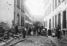 Foto: Beschädigte Gebäude in der Kuhnenstraße nach einem Luftangriff im August 1918