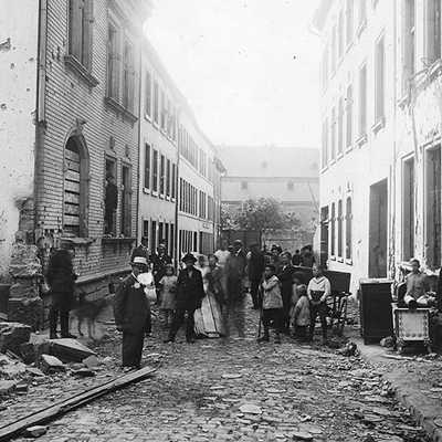 Kurz vor dem Ende des Ersten Weltkriegs waren am 1. August 1918 bei einem Bombenangriff in der Kuhnenstraße schwere Schäden zu beklagen.Foto: Stadtarchiv