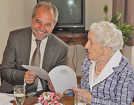 Margarete Maus unterhielt Oberbürgermeister Klaus Jensen prächtig, der ihr zum 100. Geburtstag gratulierte.